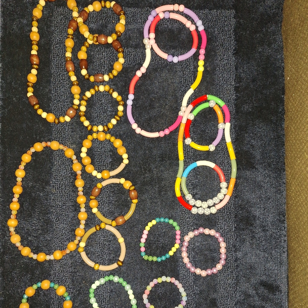 Hi, I'm selling my beautiful bracelets and some are sets. Prizes are 8 to 25 dol